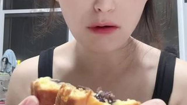 现做现发，今天拍明天发 ，给老妈买一单婆婆买一单都喜欢吃#蛋月烧 #蛋月烧月饼 #蛋月烧软皮月饼 #