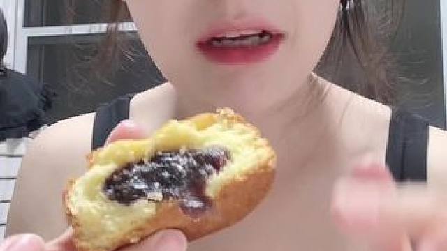 现做现发，今天拍明天发 ，给老妈买一单婆婆买一单都喜欢吃#蛋月烧 #蛋月烧月饼 #蛋月烧软皮月饼 #