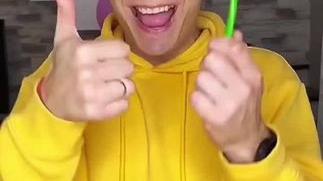 男子用牙签自制个牙刷，这手法简直太厉害了！ #看一遍笑一遍 #哈哈哈哈娱乐一下 #哈哈哈皮一下 #这