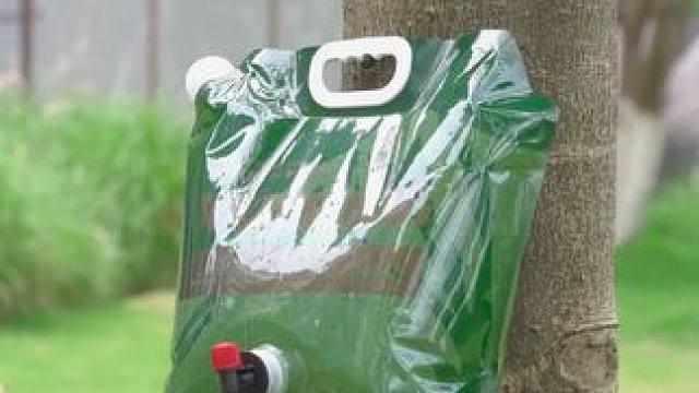 非常实用的户外折叠水袋，露营时，用它来洗手，洗菜，洗水果都十分方便 #户外水袋 #蓄水袋 #储水袋 