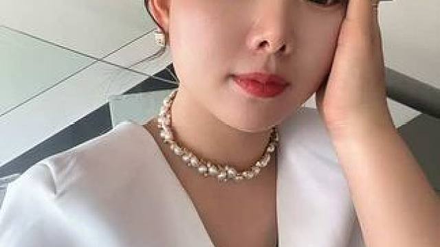 压力太大了 被迫下播坐在楼梯口缓缓 ！抖音今年分数扣的还有0.5就不能回分了 说不能说讲不能讲 抖爸