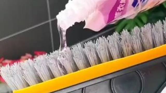 家里地板脏了就用这个地板清洁刷，用它刷地又快又干净#多功能地板刷  #地缝刷  #地板清洁刷  #长