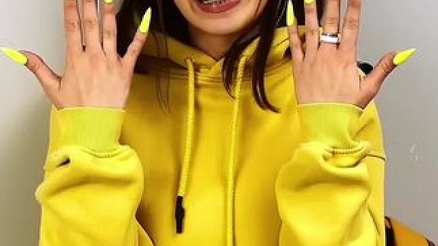 美女动手自制大美甲，同学们看到羡慕不已！ #看一遍笑一遍 #哈哈哈哈娱乐一下 #哈哈哈皮一下 #意想