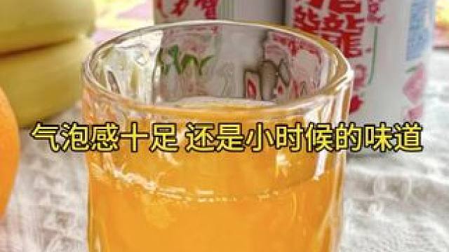 活蹦乱跳的小鱼不吃，而是全部扔地上。#小鱼仔 #零食推荐 #深海小鱼仔