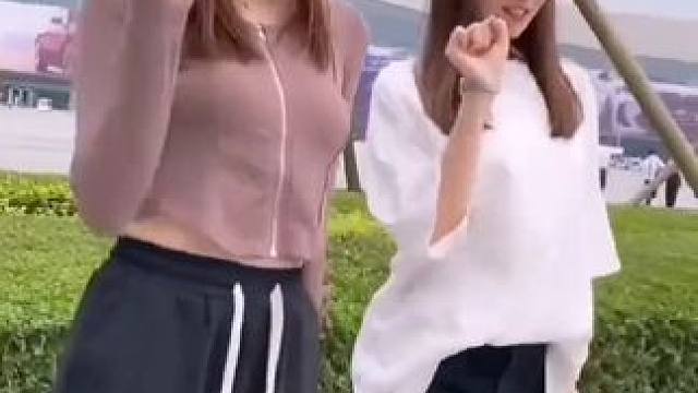 #邻家女孩 #模特美女 #笑容最治愈的女孩 #街拍美女 #车模