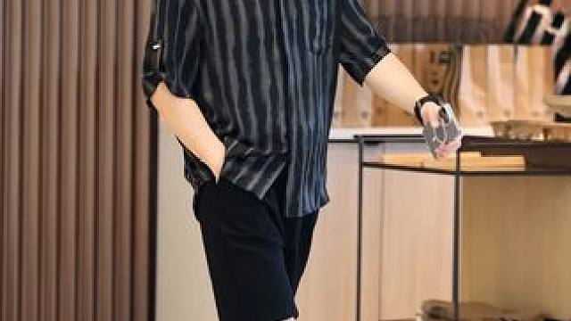 胖子成年后，别再穿的像个孩子了，试试这款条纹衬衫，简单干净显气质 #微胖穿搭   #显瘦穿搭   #