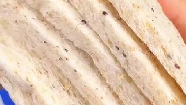 添加的是玻利维亚进口红藜麦，不仅没有蔗糖还满满的膳食纤维和蛋白质，湿润还有嚼劲早餐做三明治好吃又方便