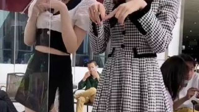 #邻家女孩 #模特美女 #街拍美女 #笑容最治愈的女孩 #车模