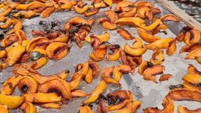 哇！路过的都说流口水了[色]今日晒制中紫苏桃子干，紫苏黄桃干，紫苏李子干。非常的好吃爆款李子干和桃子