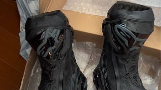 学聪明了买全黑[旺柴]，白色 都不碰，新的时候是好看，发黄了当我没说#A星骑行靴