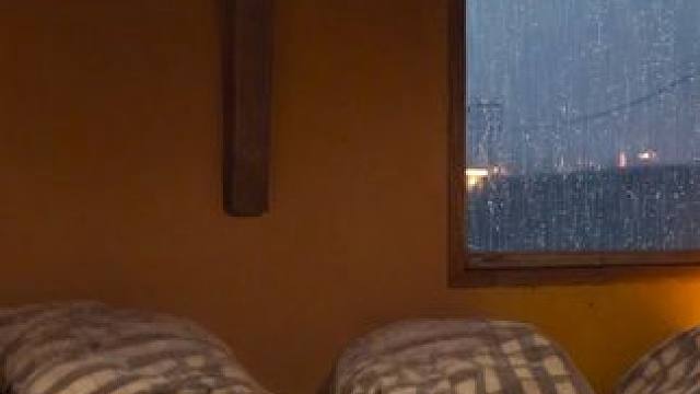 雷暴天气，呆在这个舒适小屋放松休息，雨声，雷声，助眠氛围 #白噪音 #助眠声音 #睡眠音乐 #助眠视