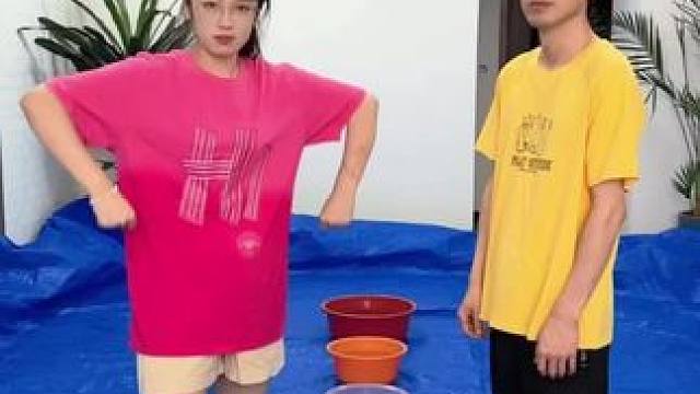 泼水挑战，太好玩了哈哈 #真会玩 #搞事情 #看一遍笑一遍 #憋笑