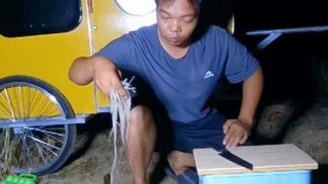 路上偶遇两位女网友，晚上逮到一只兔子，晚饭吃豪华版爆炒红薯粉 #床车旅行 #野外露营 #穷游去新疆 