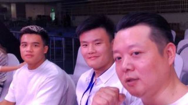 #追星现场 #帅白龙与战斗鸡
 #冠军亲笔签名 #老大dj 
这付拳套一定要好好收藏