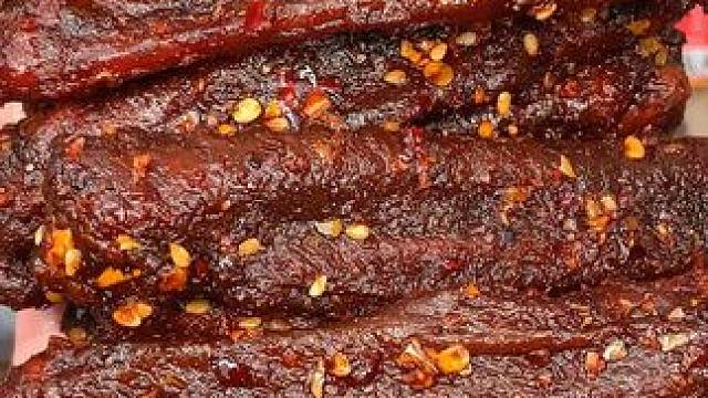 哇！这个鸭翅中真的又香又辣，不能吃辣的千万不要尝试！#好吃到停不下来 #吃货必备 #追剧小零食