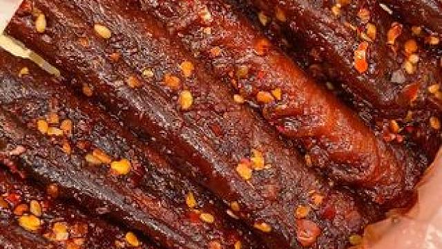 卤的特别入味，鲜嫩多汁的鸭翅中，又辣又过瘾，边啃边追剧也太爽了吧！ #追剧小零食 #嘎嘎好吃 #好吃