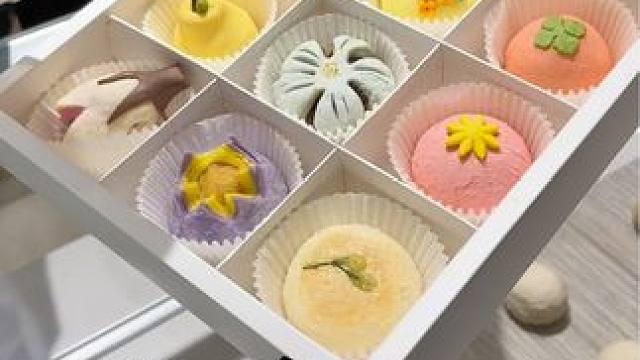 我来苏州旅游，花142打包了一盒超精致的甜点！ #寻味街边小吃 #苏州美食 #苏式甜品 #中式糕点