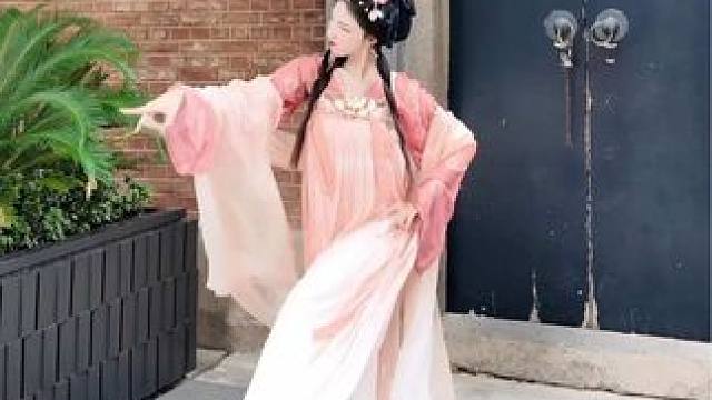 小小桃花笑拿下！甜妹来啦～#古典舞 #桃花笑 #翻跳