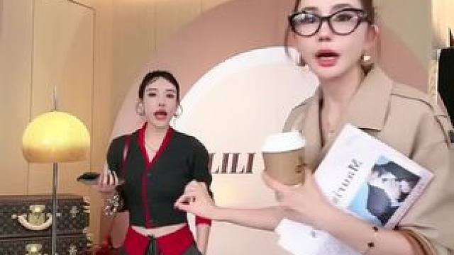 轻松搭配！夏日必备手提包