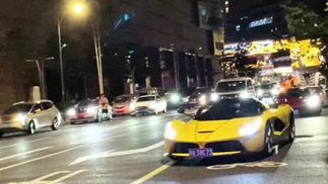 三台神车出街 难得一见的三台神车一起出街，俩台法拉利拉法，一台迈凯伦塞纳，这你受的了吗？#韩景枫51