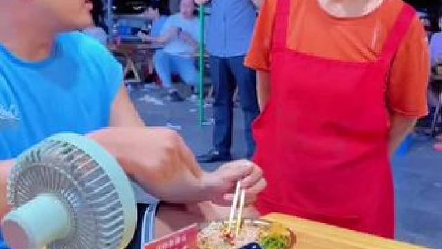 新疆帅哥要两口吃完这碗螺蛳粉？#螺蛳粉