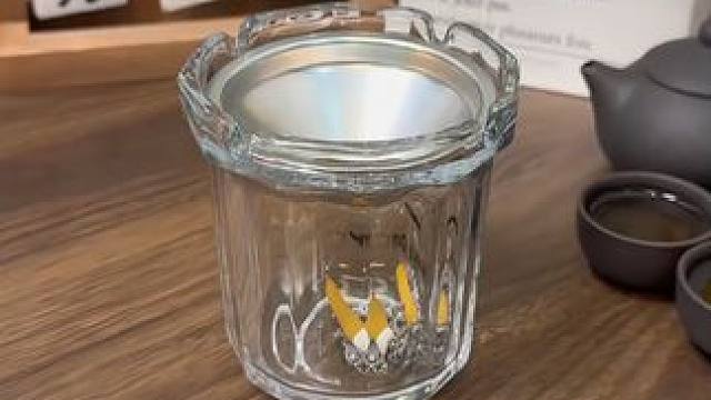 这个烟灰缸的设计真不错，烟头自动滑落下去，遇风还不会跑烟灰。#防飞灰烟灰缸  #烟民看过来  #防掉