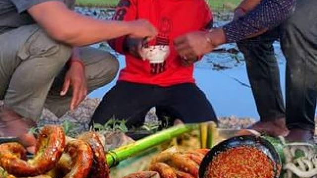 碳烤猪花肠 #我的乡村生活 #原始美味 #农村柴火灶 #东南亚美食