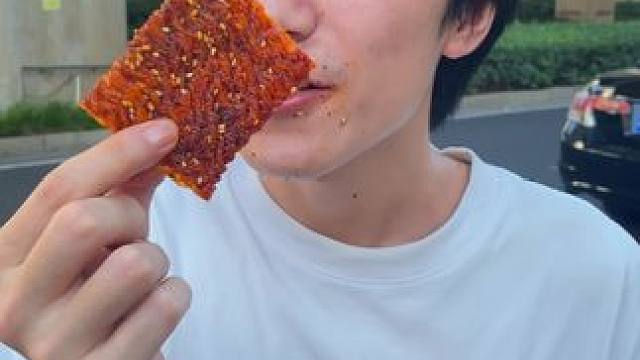 魔鬼辣波浪豆筋，辣味满满，口感丝滑，好吃到停不下来#好吃到停不下来#辣条#童年大辣片