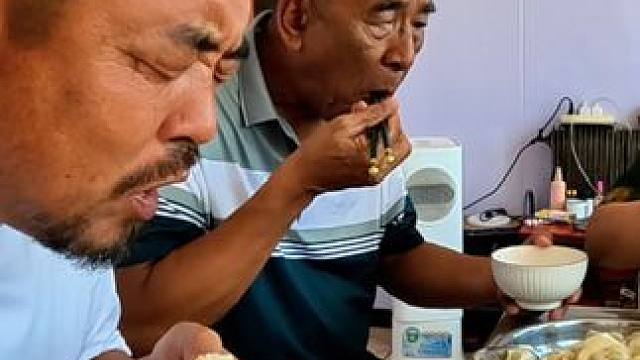 沙和尚一家又吃饺子啦，东北饺子比南方的大，看看吃的香不香#团聚时刻 #乡村味道 #户外美食 
