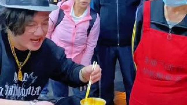 八戒5秒一碗！这次能拿走多少奖励？#螺蛳粉 #外国人被中国夜宵文化硬控了