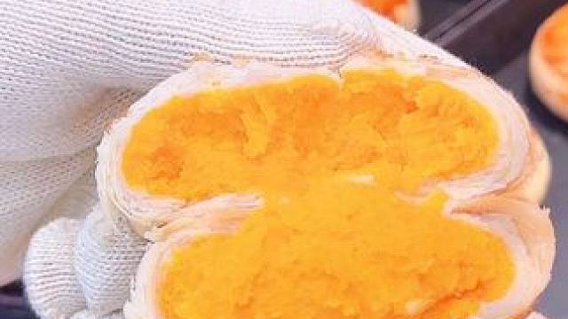 月饼现烤才好吃，现烤苏式蛋黄月饼8月9号来直播间囤货哦！#纯手工月饼 #现烤苏式月饼 #新鲜出炉 #