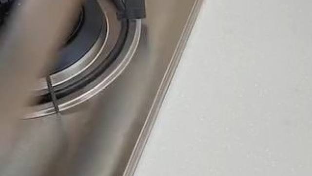 #创作灵感 厨房灶台边容易藏污纳垢，贴上#铝箔胶带  没有缝隙好清理，水池边也可以贴#防油贴纸  #