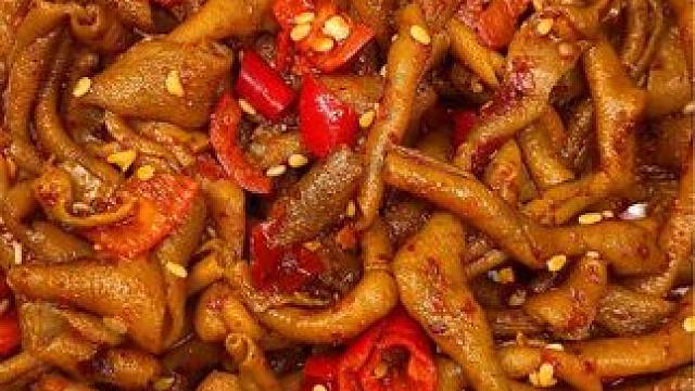 上班同事给我一包香辣鸭肠，是真的好吃，香香辣辣的很有嚼劲#好吃到停不下来 #追剧小零食 #妈呀太香了