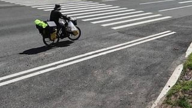 夏季骑行内蒙古，天气较热走了五十公里，晚上服务区过夜炒腊肉吃#骑行vlog #骑行内蒙古大草原 #长