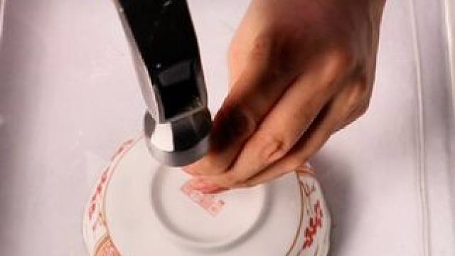 我拍你把你家的碗都用来敲击了，晚上拿什么盛饭呢#科学小实验 #小实验大道理 #亲子实验