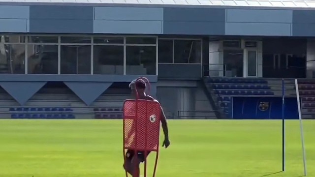 假期结束回归巴训练 亚马尔训练中插花脚破开云；咨询