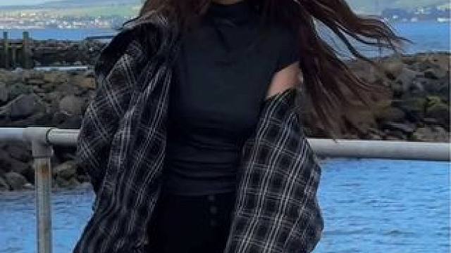 庆幸自己在40岁的年纪还能穿出20多岁的风格，所以在生命中最年轻的这天一定要尽情打扮，尽情拍照。
因