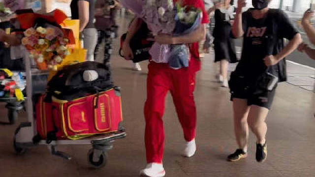 今日回国机场，接机球迷太多了、王昶真是够机灵，不行就跑，咱运动员体力拼过球迷不在话下