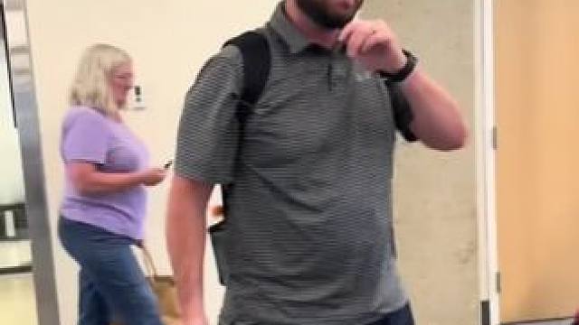 儿子举着的接机牌，让父亲笑疯了！#外国人真会玩 #搞笑 #带话题上热门