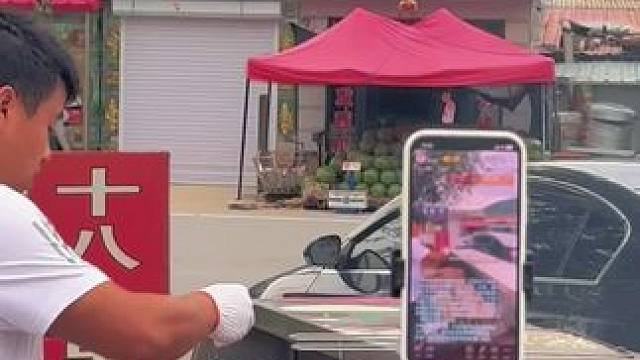 刚出摊，就坐满了，想吃大串的来吧#同城好店推荐 #街边人气烧烤店推荐 #同城优先推