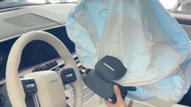 方向盘贴钻 套座椅套 这些习惯你有吗？ 安全气囊弹出以后是这样的，危力很大，日常用车很多不良习惯一定