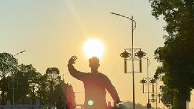 “本来文案都想好了，结果被小妹妹突如其来的抢镜给搅没了”#清晨第一缕阳光 #太极 #抢镜