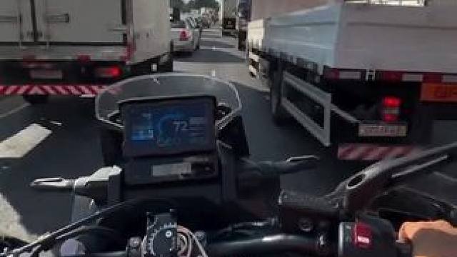 夹缝中生存，#第一视角驾驶摩托车 #日常溜车