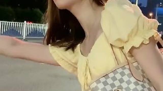 #笑容最治愈的女孩 #街拍美女 #模特美女 #邻家女孩 #车展美女