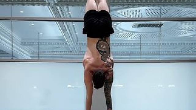 瑜伽中收获一个坚韧的心
#瑜伽体式分享 #倒立练习 #我的瑜伽生活 #零基础教学