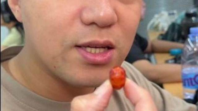 连壳都可以吃的小龙虾，现在一包真的超划算！#零食 #零食推荐 #追剧 