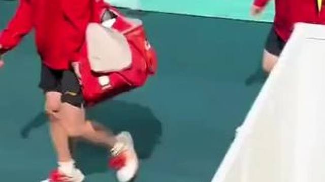 龙队的吸引力确实没得说，给国外小孩兴奋的 