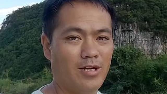 今天咱们来到靠汝山这边抓螃蟹，上次下雨这是把上回的弥补回来。#徒手抓鱼 #抓螃蟹 #小溪 #真实户外