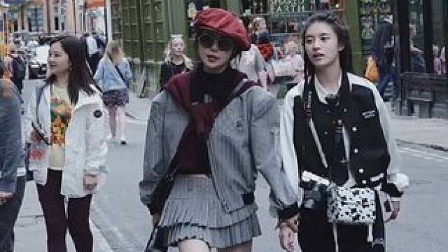 跟17岁的女儿出街还能像姐妹，是一件很幸福的事，哈哈#辣妈穿搭 #时髦精的ootd #早秋穿搭