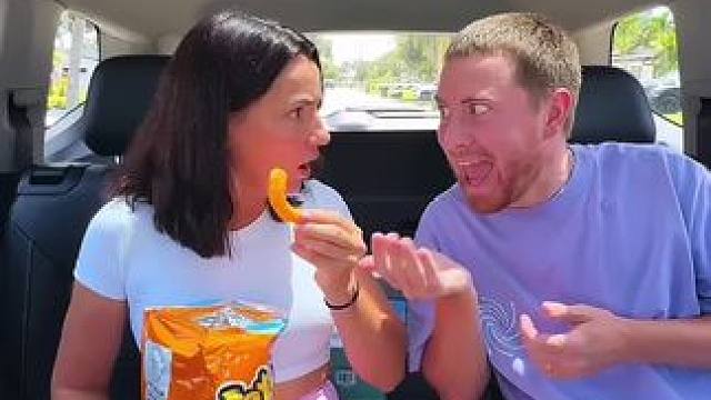 美女偷吃零食被老公发现，最后直接崩溃了！ #看一遍笑一遍 #老外真会玩 #这操作都看傻了 #哈哈哈皮